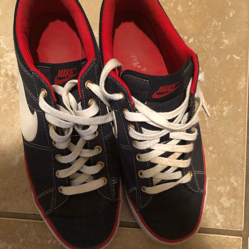 Men’s Nike tennis shoes